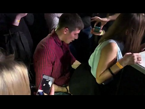 ❤️ Echter Sex in einem russischen Nachtclub. 18-jährige russische Mädchen in den Anus und Vagina gefickt in einem Nachtclub ❤️ Super sex bei de.fulldesisex.ru